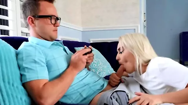 Lecherous teen bitch seduces nerdy gamer on hardcore fucking