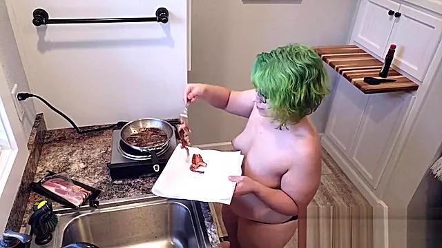 Cooking with Kiwwi and eating CUM covered BACON!