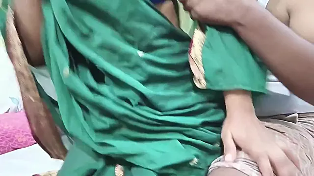 Desi Bhabhi Apane Sasur Ke Liye Dawai Lekar Shi Tabhi Sasur Ne Choda